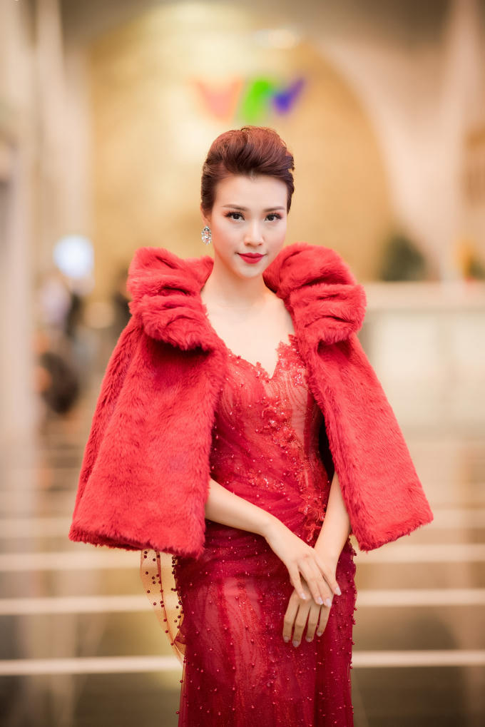 Tái hợp cùng MC Đức Bảo, MC – Á hậu Hoàng Oanh lộng lẫy chào đón năm mới