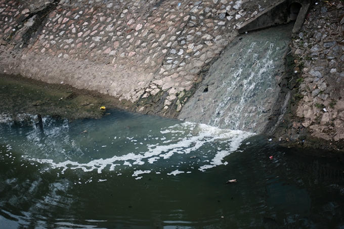 Nước thải chưa qua xử lý xả thẳng ra sông hồ gây ô nhiễm môi trường trầm trọng, ảnh hưởng tới đời sống, sức khỏe cộng đồng người dân.