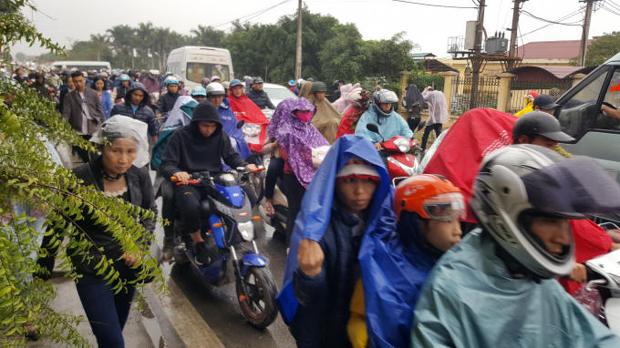 D&ograve;ng người đổ về chợ Viềng ng&agrave;y c&agrave;ng tăng l&ecirc;n trong cơn mưa chiều nặng hạt