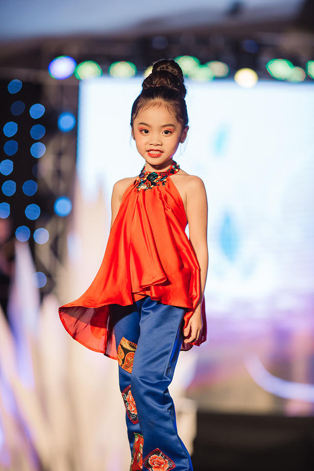 Nhiều bé lần đầu tiên được mặc quần áo do các nhà thiết kế nổi tiếng thực hiện, bước đi trên sàn catwalk.