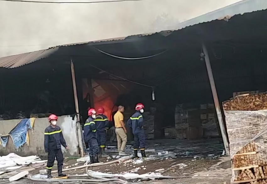 Sau 3 giờ nỗ lực chữa cháy, cơ quan chức năng đã khống chế thành công đám cháy.