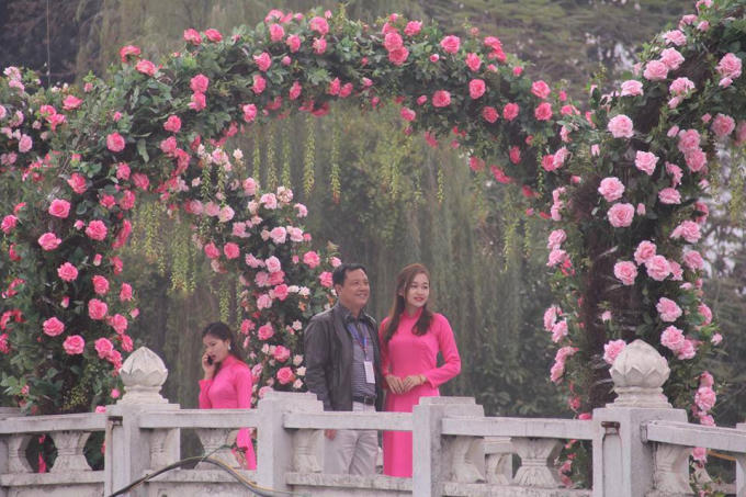 Khách mời tranh thủ check in trước giờ khai hội.