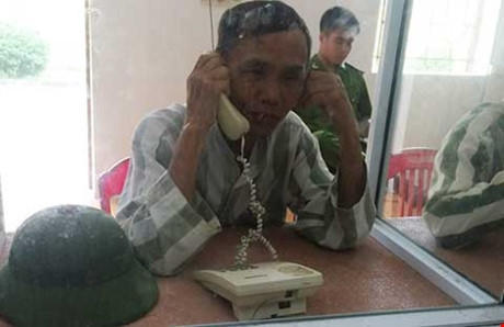 Ông Trần Văn Vót đang trò chuyện với con gái Trần Thị Chi. (Ảnh do gia đình ông Vót cung cấp)