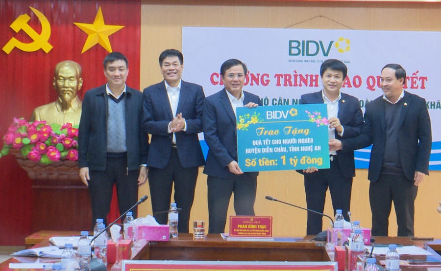 Ngân hàng Đầu tư và Phát triển Việt Nam trao tặng huyện Diễn Châu 1 tỷ đồng mua quà Tết cho hộ nghèo, hộ cận nghèo, hộ gia đình có hoàn cảnh khó khăn, gia đình chính sách trên địa bàn - Ảnh VT.