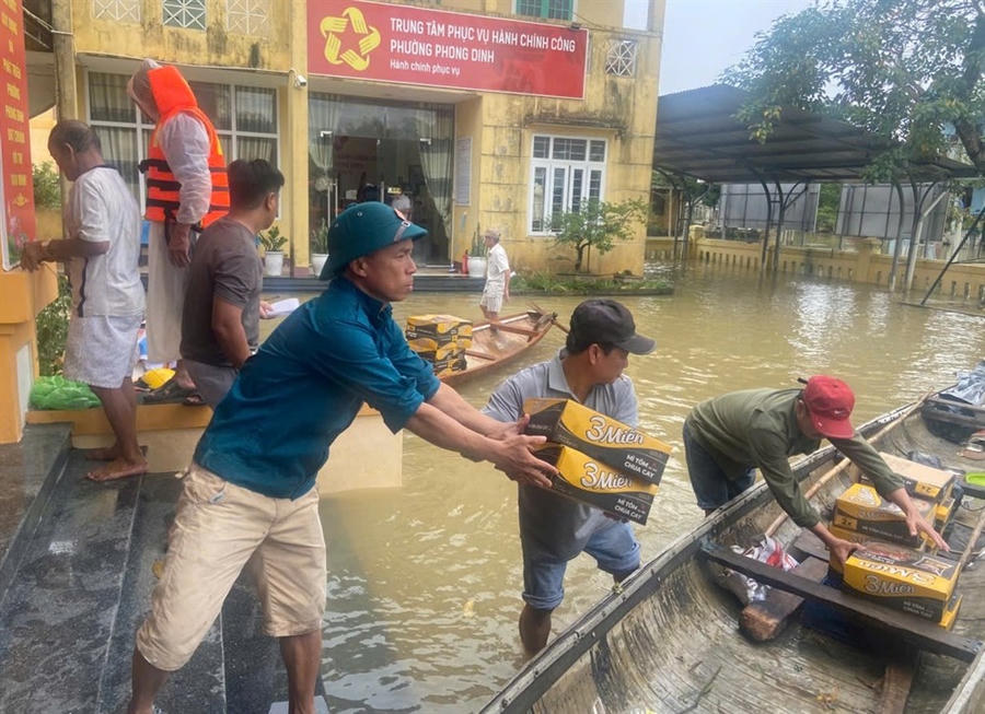 Các lực lượng đang cấp phát nhu yếu phẩm gạo, mì tôm, sữa cho các Tổ dân phố tại phường Phong Dinh, TP Huế. (Ảnh: hue.gov.vn)