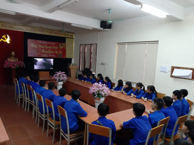 Đoàn viên thanh niên của trường cũng tham gia vào buổi lễ một cách tiết thực, nghiêm túc.