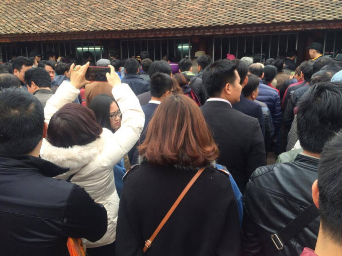 10h30 sáng nay, nhiều cửa phát ấn đền Trần vẫn rất đông người đến xin.