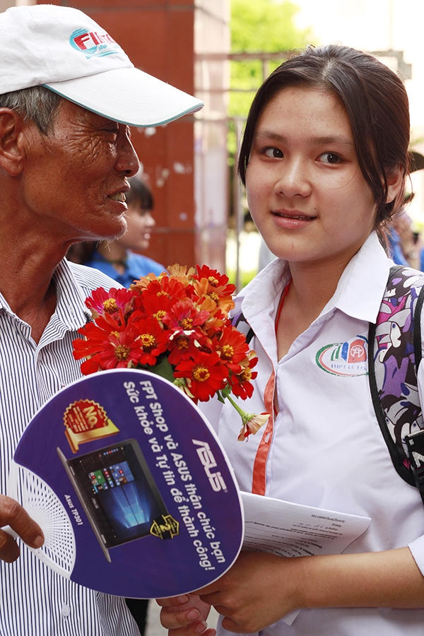 Em Nguyễn Hồng Nhung (học sinh trường THPT Lê Lợi - Hà Đông) rất bất ngờ và xúc động khi được ông ngoại tặng hoa.