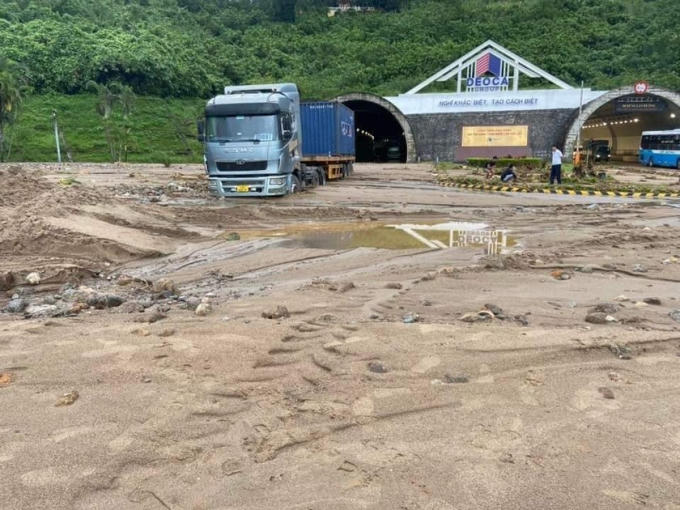 Nước lũ đổ về gây ngập nặng hệ thống giao thông xung quanh hầm đường bộ Hải Vân.