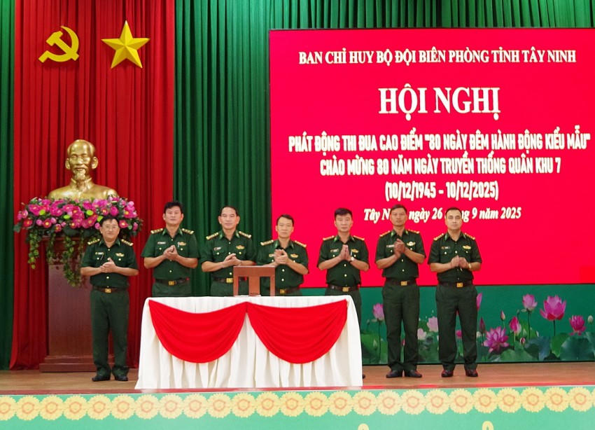 Các Cụm thi đua trong Ban Chỉ huy BĐBP tỉnh ký kết giao ước thi đua. Ảnh: Luận Quân