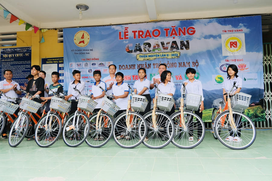 Ban tổ chức trao quà cho các em Trường THPT Bác Ái và bà con có hoàn cảnh khó khăn.