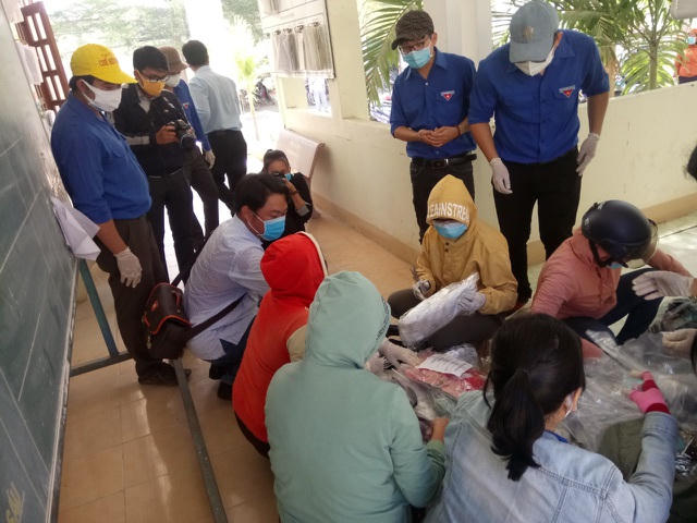 Lực lượng thanh niên Thuận Nam phân chia thành nhiều gói để trao đến tận nhà dân.