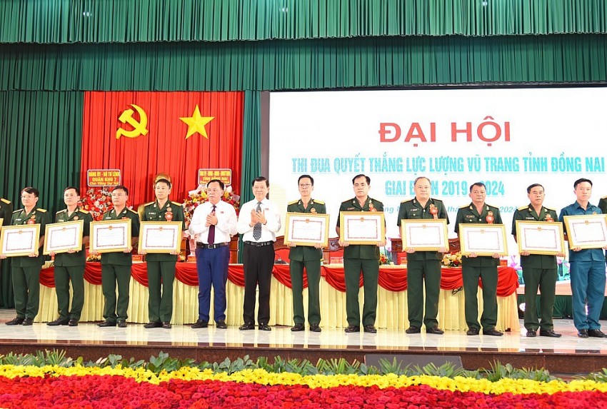 Lãnh đạo Tỉnh khen thưởng một số đơn vị thành tích xuất sắc.