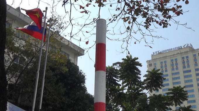 Ở đường Nguyễn Chí Thanh giao với Kim Mã những biển báo giao thông cũng được tháo bỏ hoàn toàn.