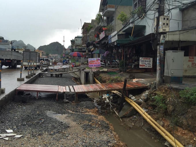 Những cây cầu tạm bợ, ẩn họa mỗi nguy hiểm dẫn vào nhà dân.