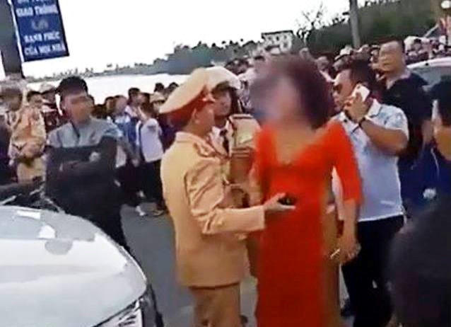 Mẹ chú dể ngang nhiên bật lại cảnh sát giao thông khi đang làm nhiệm vụ. (Ảnh cắt từ clip).