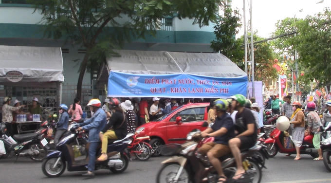 Một điểm ph&aacute;t nước, thức ăn, n&oacute;n, quạt...miễn ph&iacute; (Ảnh: H&agrave; Bắc)