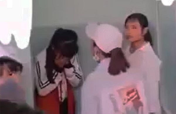 Em My bị đánh hội đồng trong nhà vệ sinh của trường.(Ảnh cắt từ clip)