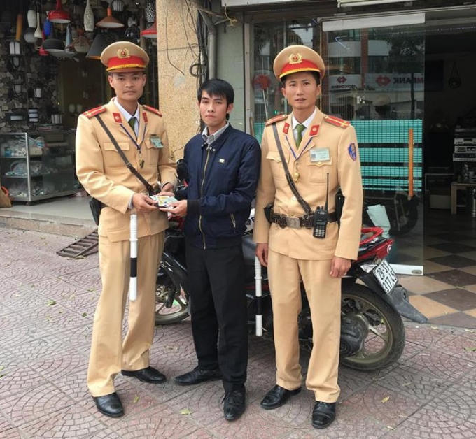 CSGT số 5 trả lại tài sản cho người phụ xe buýt đánh rơi.