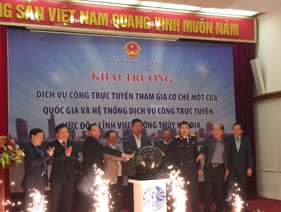Bộ trưởng Bộ GTVT Đinh La Thăng, Thứ trưởng Bộ TT&TT Nguyễn Thành Hưng, Thứ trưởng Bộ Tài chính Đỗ Hoàng Anh Tuấn cùng các đại biểu ấn nút khai trương các dịch vụ công trực tuyến lĩnh vực đường thủy nội địa. ( Ảnh internet)