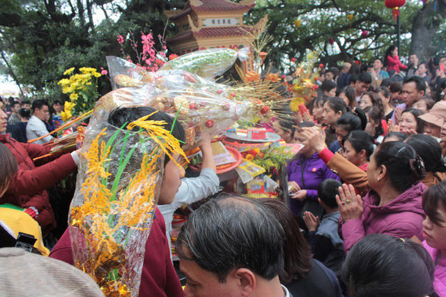 Do quá đông nên các mâm đồ lễ được xếp chồng lên nhau đồng thời ở phía ngoài sân phủ, BQL phải bố trí thêm các bàn đặt lễ cho khách thập phương.