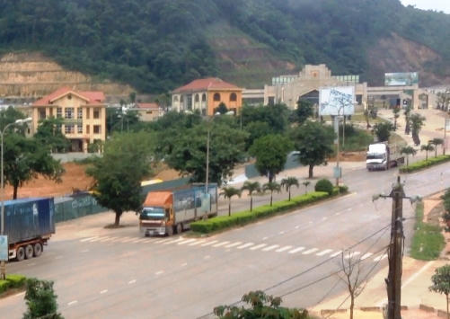 Những chiếc xe tai chở trâu bò dễ dàng qua cửa khẩu.