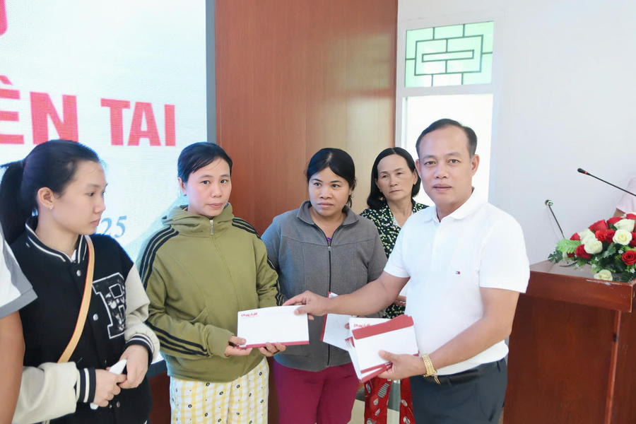 Nhà báo Nguyễn Quang Tám – Trưởng Văn phòng Đại diện Báo Pháp luật Việt Nam tại TP Đà Nẵng trao quà hỗ trợ các hộ dân bị ảnh hưởng nặng bởi mưa lũ.