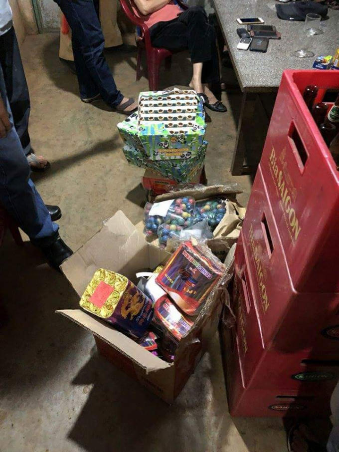 Pháo và rượu ngoại không rõ nguồn gốc, xuất xứ và không có giấy tờ hợp lệ bị CSGT Đắk Lắk bắt giữ.