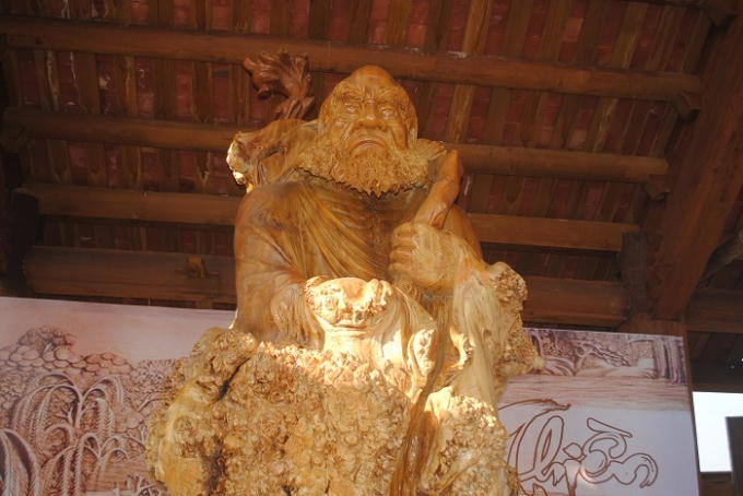 Những nét chạm khắc tinh xảo nhưng cũng rất tự nhiên trên pho tượng Phật Bồ Đề Đạt Ma.