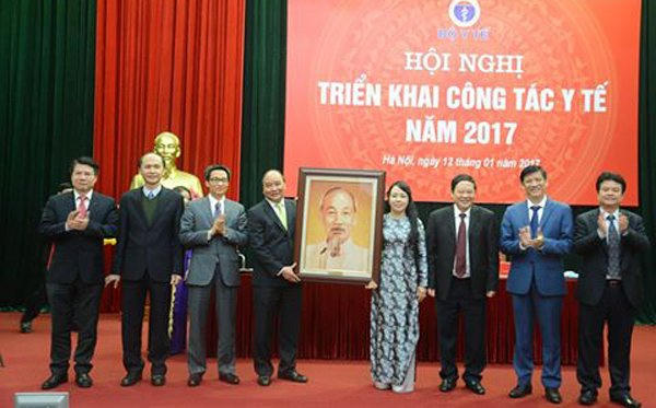 Thủ tướng Nguyễn Xuân Phúc tặng ảnh Bác Hồ cho Bộ Y tế.