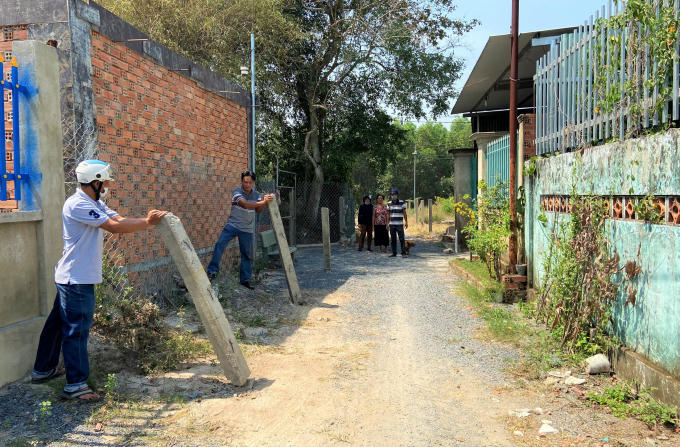 Những cọc bê tông do ông Đỗ Xuân Dũng cắm xuống lấn gần một nửa con đường hiện hữu.
