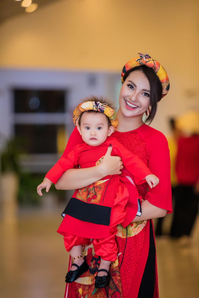 Hồng Quế bế con gái diễn áo dài cho Hoa hậu Ngọc Hân