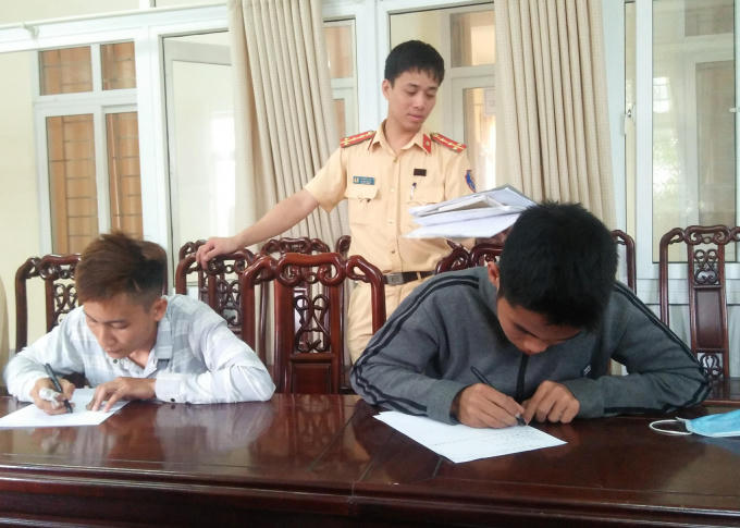 Ngay sau đó, 2 trong số nhóm thanh niên được triệu tập tại cơ quan chức năng để làm rõ.