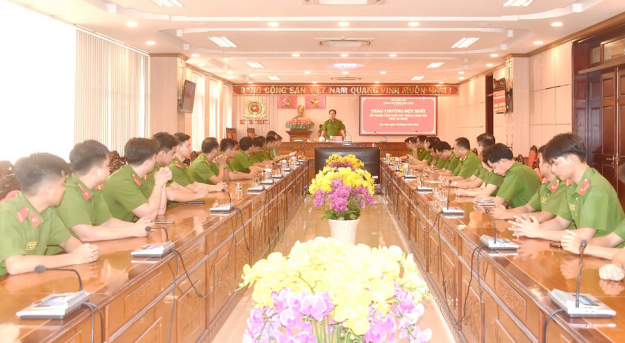Quang cảnh buổi trao thưởng.