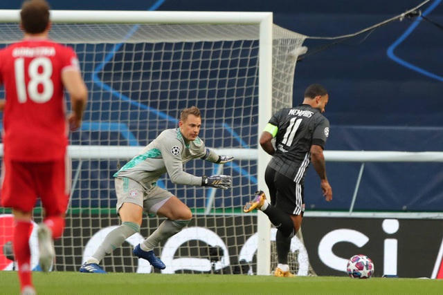 Depay tạo tình huống tấn công nguy hiểm đầu tiên của trận đấu với tình huống lao lên, đi bóng qua cả Neuer nhưng lại dứt điểm vào cạnh lưới