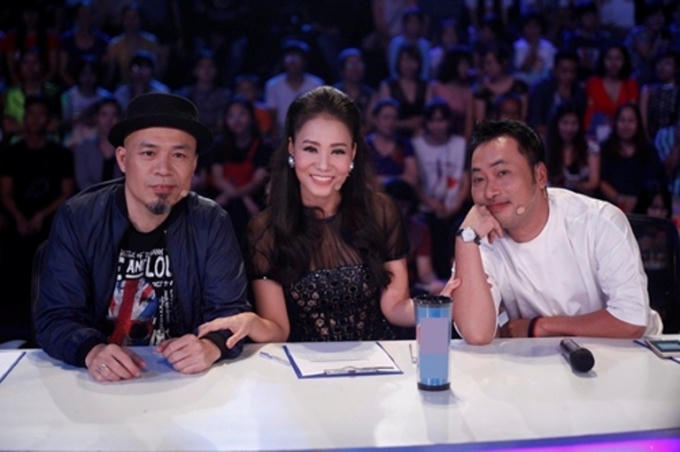 Bộ ba Ban giám khảo trong đêm Gala 4 lần này có thêm cả nhạc sỹ Huy Tuấn thay thế cho vị trí của ca sỹ Bằng Kiều.