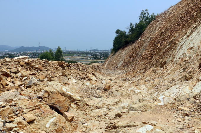 Theo chính quyền xã Vĩnh Thái, việc thi công các dự án làm thay đổi dòng chảy khiến hàng ngàn khối đất đá và lũ từ trên núi đổ xuống nhà dân trong đợt mưa lũ diễn ra hồi tháng 11/2018.