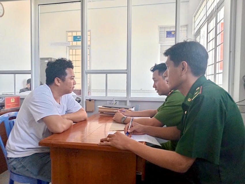 Đồn Biên phòng Tân Tiến và Công an xã Tân Tiến làm việc với các đối tượng. Ảnh: Lê Sơn