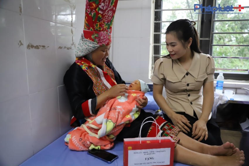 Bà Đặng Thu Phương – PBT Đảng uỷ, Chủ tịch UBND xã Bình Liêu ân cần thăm hỏi một gia đình vừa sinh con.