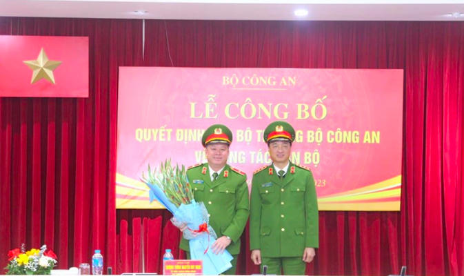 Thứ trưởng Nguyễn Duy Ngọc tặng hoa chúc mừng Thiếu tướng Nguyễn Quốc Hùng (Ảnh: Bộ Công an).