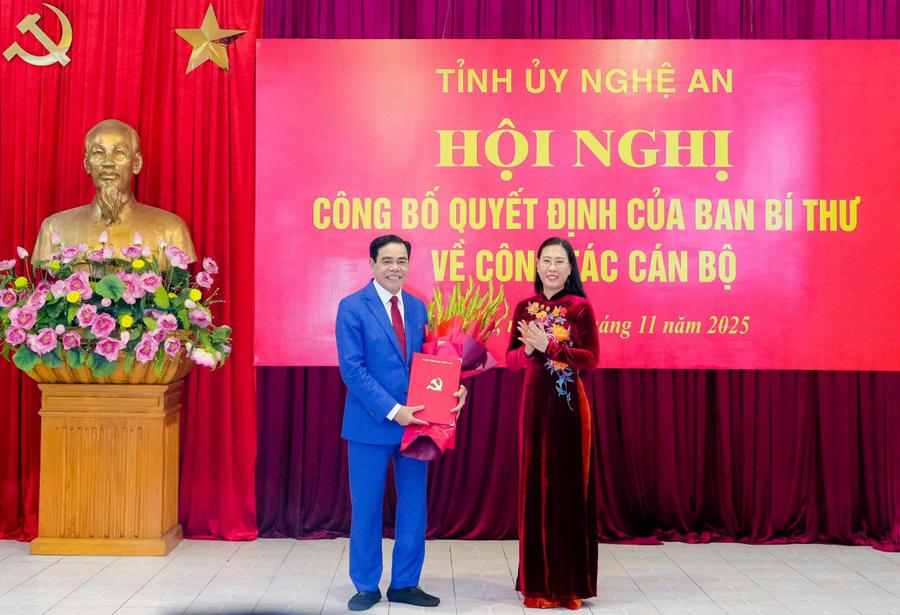 Phó Trưởng ban Tổ chức Trung ương Bùi Thị Quỳnh Vân trao quyết định, tặng hoa chúc mừng ông Võ Trọng Hải.