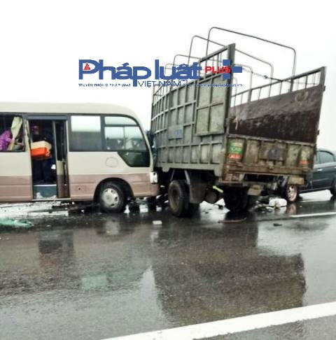 Tài xế xe khách bị gãy xương đùi.