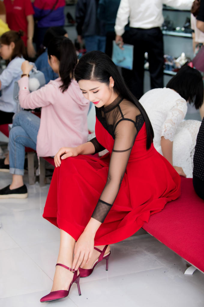 Tiết lộ giá rẻ bất ngờ của đôi giày Hoa hậu Mỹ Linh, Ngọc Hân, Hương Giang yêu thích!