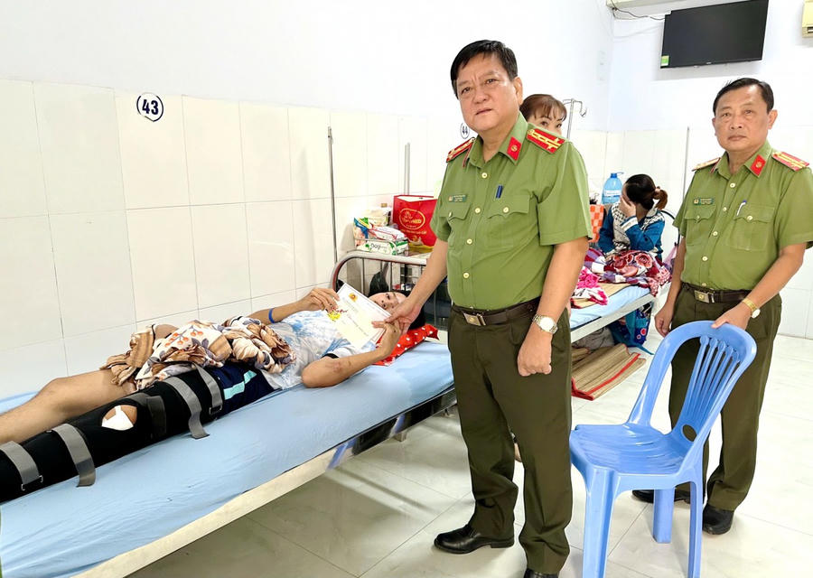 Đại tá Trương Công Dũng - Phó Giám đốc Công an tỉnh Bạc Liêu, thăm hỏi sức khỏe, động viên tinh thần và tặng quà Binh nhất Trương Quốc Thái.