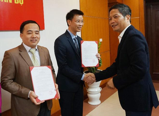 Bộ trưởng trao Quyết định cho Kiểm soát viên Tập đoàn Hóa chất Việt Nam Nguyễn Văn Luyện.