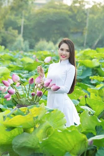 Hoa hậu Dương Kim &Aacute;nh đẹp thuần khiết b&ecirc;n hoa sen