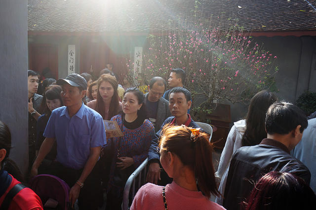 Việc di chuyển trở nên vô cùng khó khăn, hàng đoàn người phải xếp hàng, nhích từng chút một chờ đến lượt làm lễ.