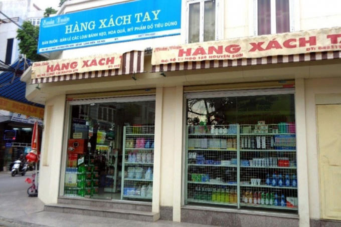 Một cửa hàng bán đồ xách tay trên phố Nguyễn Sơn trước thời điểm Báo Lao Động đăng tải loạt bài phản ánh.
