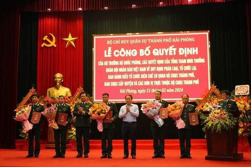 Bí thư Thành uỷ Lê Tiến Châu và Thiếu tướng Lê Văn Long trao quyết định thành lập và bổ nhiệm cán bộ các cơ quan, đơn vị.