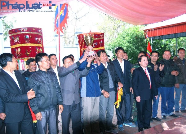 Ông Nguyễn Tiến Khánh, Bí thư Đảng ủy xã Đốc Tín trao giải nhất cho xóm 7.